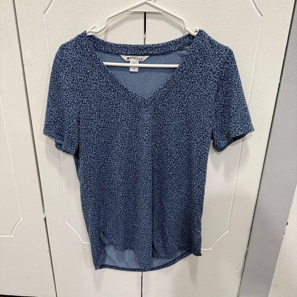 Athleta Blue Cheeta Print Breezy Scoop V-neck Tee - Picture 4 of 9